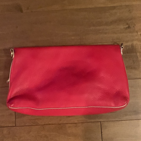 TORY BURCH Fold-Over Crossbody Bag in Vibrant Red. - Picture 2 of 7